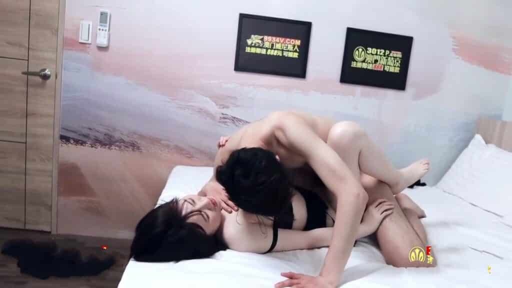 Em singlemom xinh xắn phục vụ anh chủ nhà để được giảm tiền thuê nhà